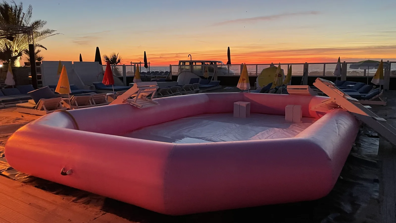 Strandtent pool zonsondergang